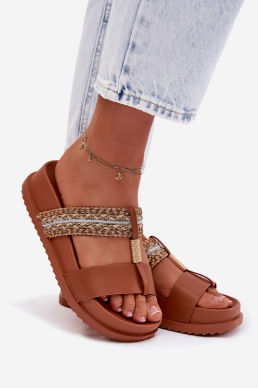 Damenhausschuhe mit einer Plattform mit Streifen I goldene Farbem Detalem braune Farbe Tahlia