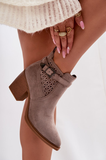 mit durchbrochenen Elementen Damenstiefel Durchbrochenm Ein Beispiel I Złotą mit Schnallen Beige Deloriah