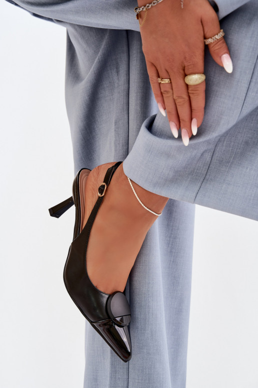 Damensandalen mit dünnen Absätzen Mit Dekorationen Detalem schZuarze Farbe Es mussriae