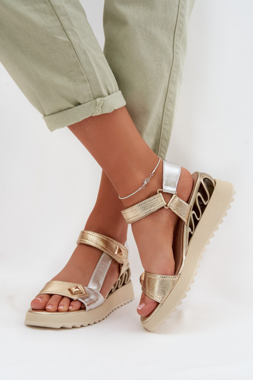 Damensandalen Feminin mit einer Plattform D&A CR61-3078 goldene Farbe