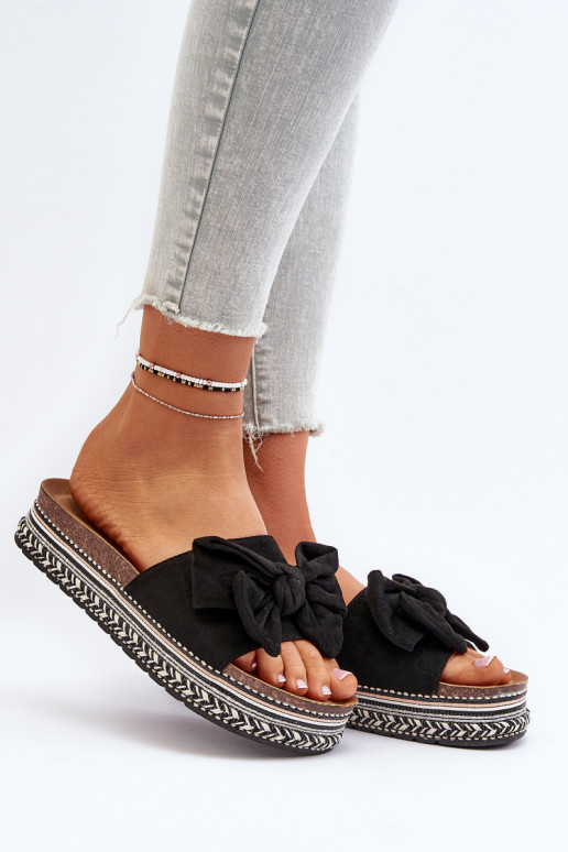 Damenhausschuhe mit einer Plattform mit Bändern schZuarze Farbe Evatria