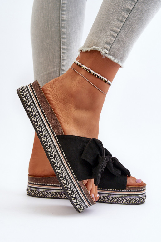 Damenhausschuhe mit einer Plattform mit Bändern schZuarze Farbe Evatria