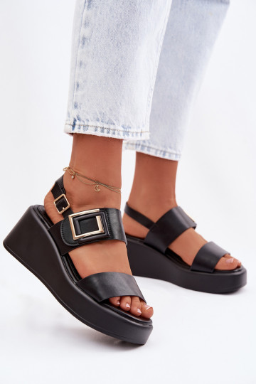 Damen-Sandalen mit Plateau und dekorativen Details in Schwarzfarbe Nelira