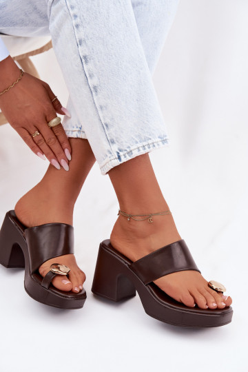 Damenhausschuhe Ermöglicht SłupkoZuym Obcasie Ze goldene Farbem Detalem CzekoladoZue Sinora