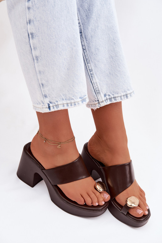 Damenhausschuhe Ermöglicht SłupkoZuym Obcasie Ze goldene Farbem Detalem CzekoladoZue Sinora