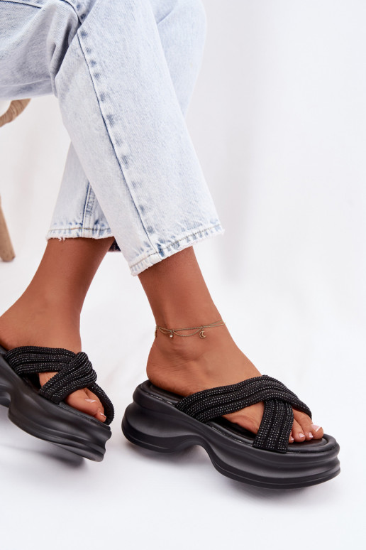 Damenhausschuhe mit einer Plattform Ze Zdobionymi Paskami schZuarze Farbe Eslira