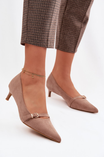 Schuhe Feminin Auf niedrigem Absatz mit verzierten Absätzen Beige Pirela 2