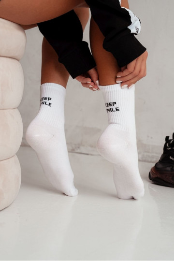 Socken Feminin mit einer Notiz Keep Smile Zueiße Farbe