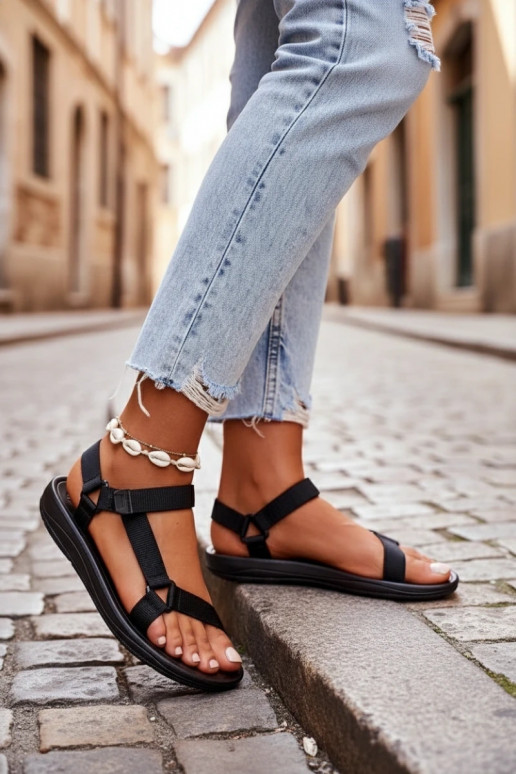 Damensandalen im sportlichen Stil mit Klebeverschlüssen in der Farbe Schwarz von Vilari