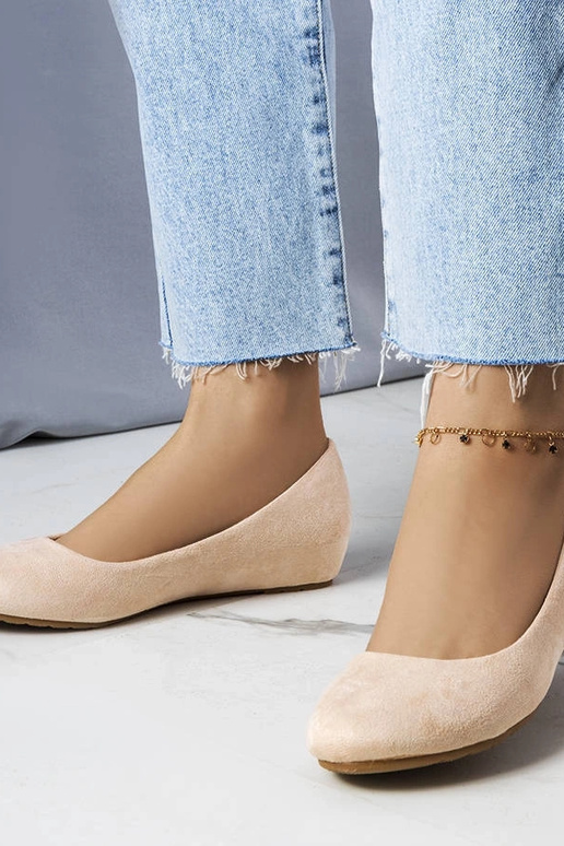 Beige Ballerinas mit niedrigem Keil...