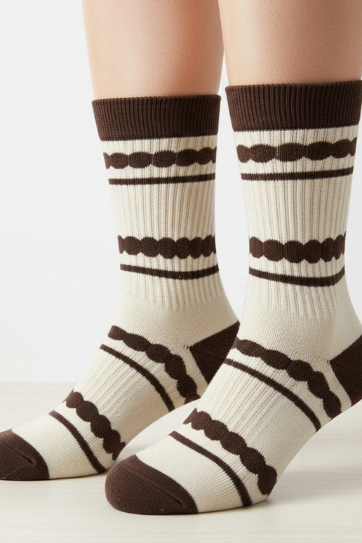 Sandfarbene Socken mit braunen...