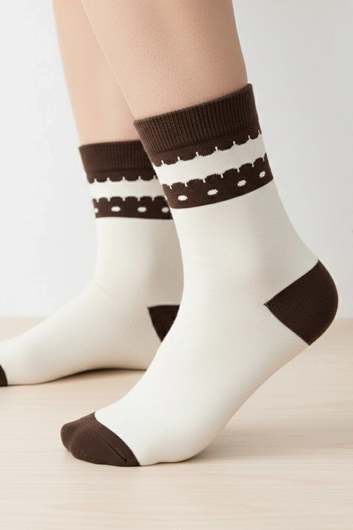 Sandfarbene warme Socken mit braunem...