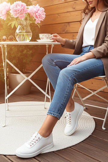 Weiße einlegbare perforierte Sneaker Adèle