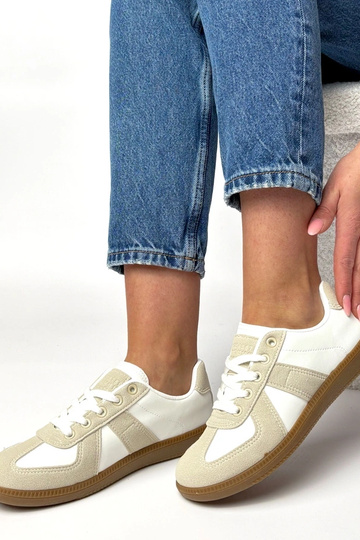 Weiße-sandfarbene Sneaker...