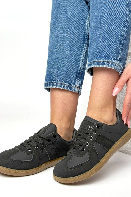 Schwarze Sport-Sneaker auf Plattform...