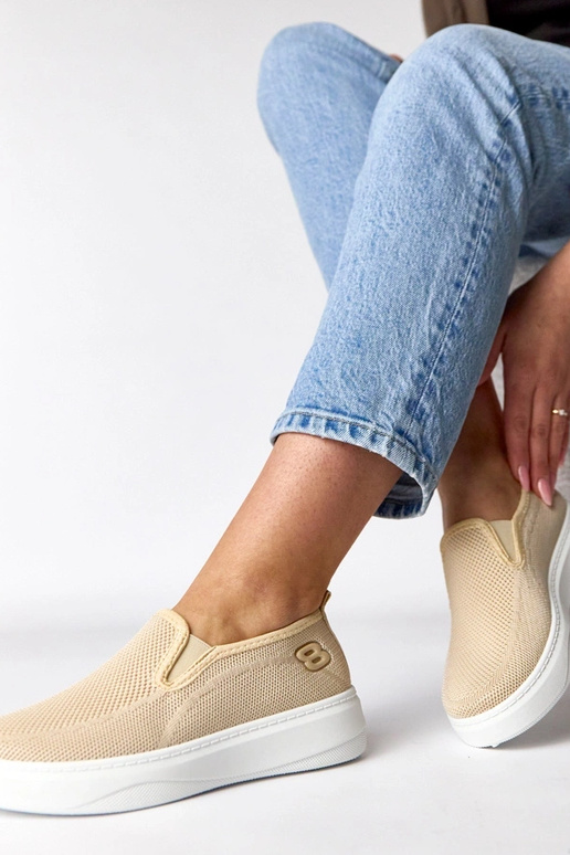 Sandfarbene textile Sport-Sneaker auf...