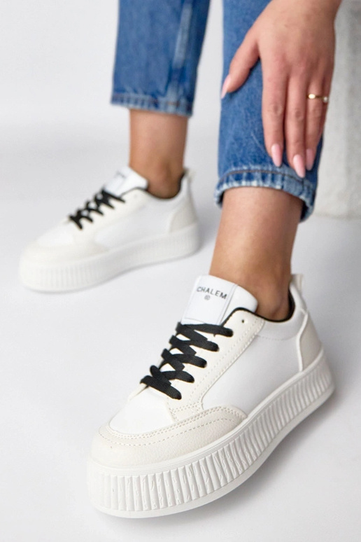 Schwarz-weiße Sport-Sneaker auf...