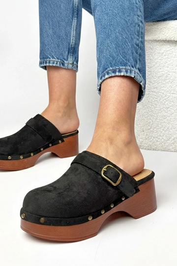 Schwarze Clogs aus... 2