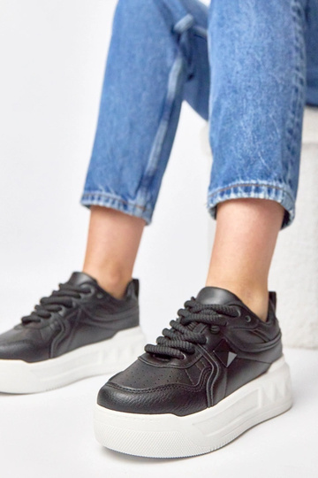 Schwarze Sportschuhe mit...