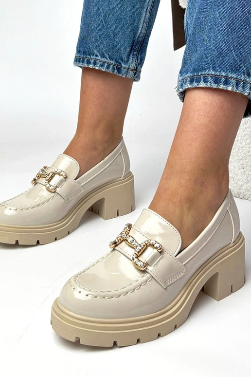 Cremefarbene lackierte Mokassins mit...