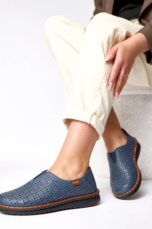 Dunkelblaue durchbrochene Halbschuhe...