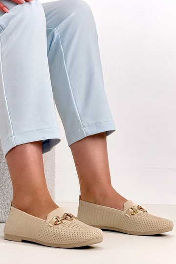 Sandfarbene Stoff-Mokassins...