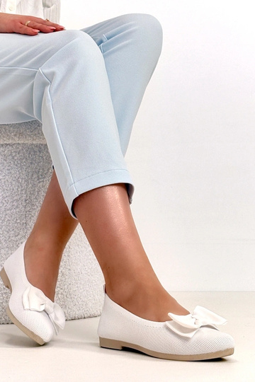 Weiße Wildleder-Ballerinas...