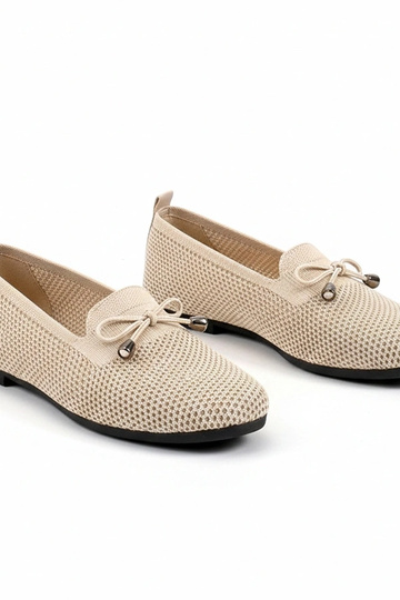 Sandfarbene Stoff-Mokassins...