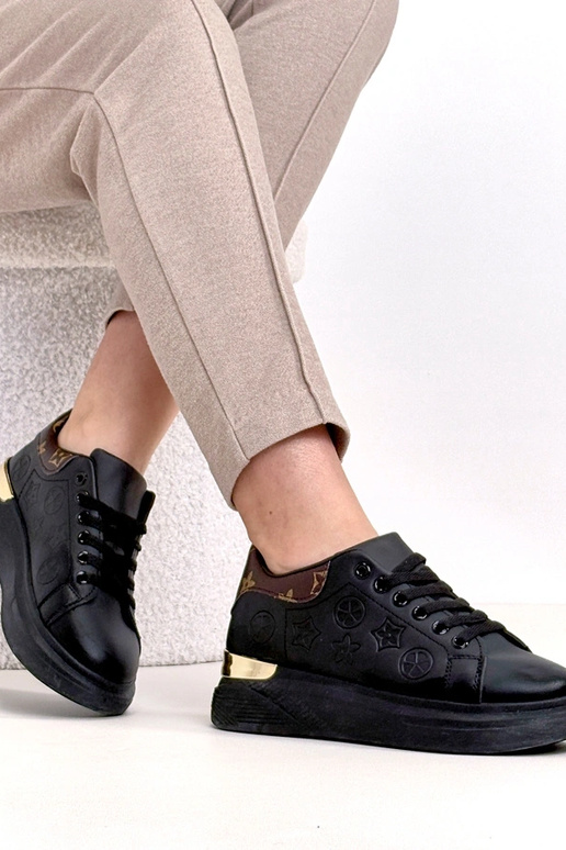 Schwarze Sportschuhe mit Schnürung...