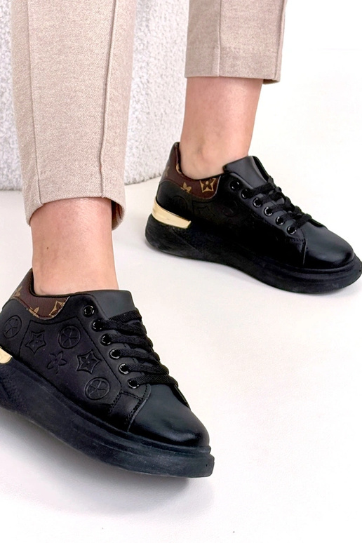 Schwarze Sportschuhe mit Schnürung...