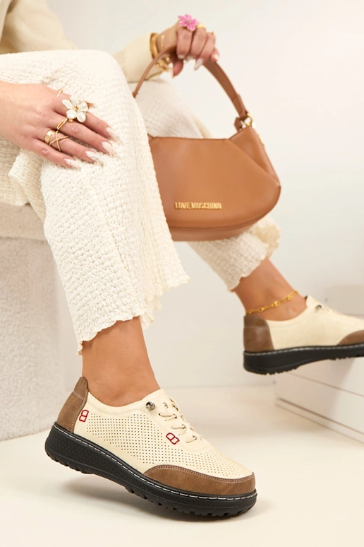 Sandfarbene Lochmuster Halbschuhe...