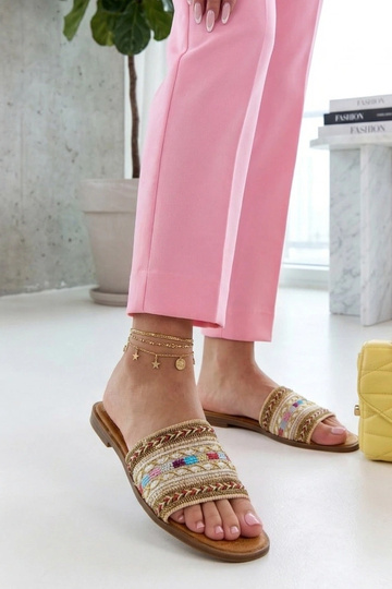 Sandfarbene Pantoletten mit...