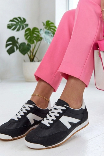 Schwarze Sportschuhe mit...