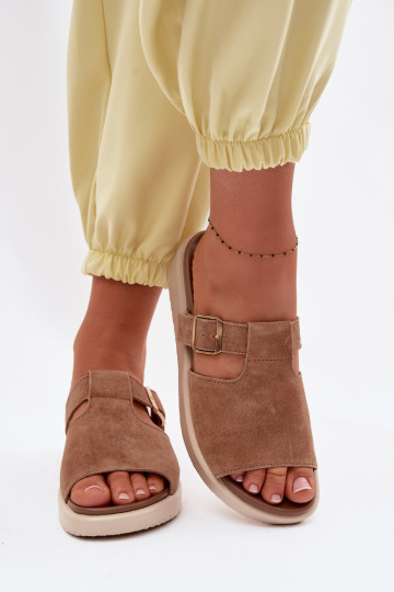 Damen-Suede-Slipper mit Plateausohle und goldfarbenen Schnallen Zemela braun 2