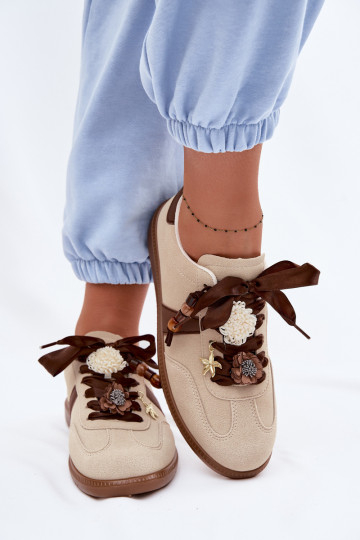 Lelora sandfarbene Sneakers für Damen mit schönen Details