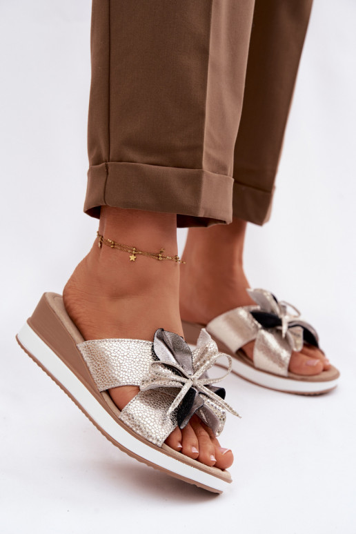 Lederhausschuhe mit einer PlattformDekoracyjnym Eine Blume S.Barski GR61-5989 goldene Farbe