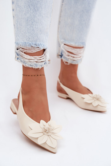 Damen Sandalen in Elfenbein mit breiten Absätzen und dekorativer Blume Telivette