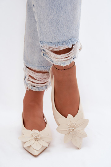 Damen Sandalen in Elfenbein mit breiten Absätzen und dekorativer Blume Telivette 2