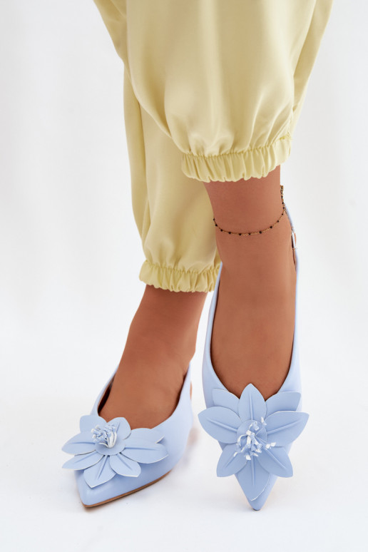 Damensandalen mit breiten AbsätzenDekoracyjnym Eine Blume blaue Farbe Telivette