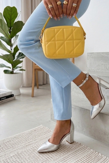 Silberne Blockabsatzschuhe... 2