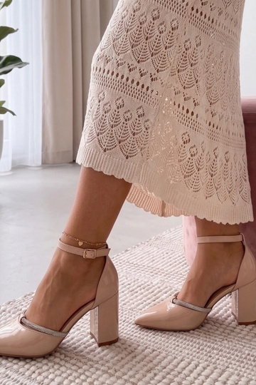 Sandfarbene lackierte Schuhe mit Zirkonia Victoria 2