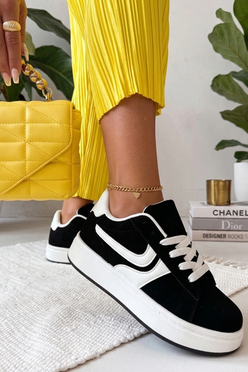 Schwarze Sportschuhe mit...