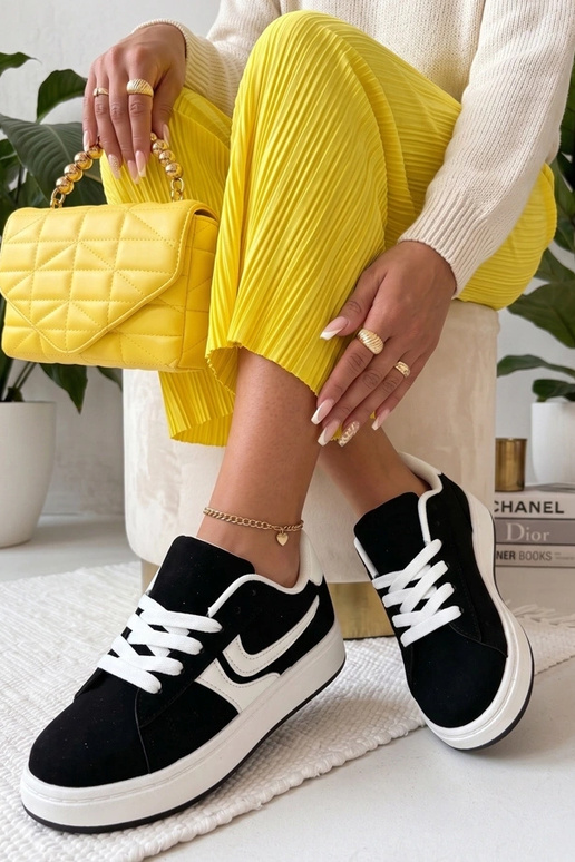 Schwarze Sportschuhe mit Plateau...