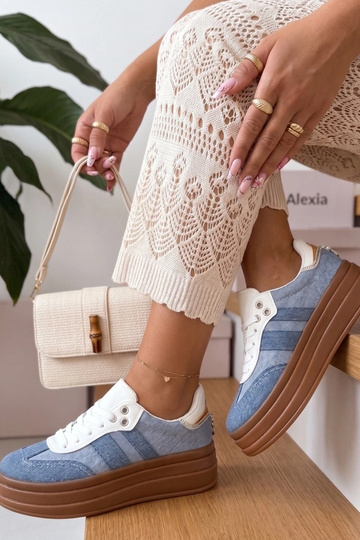 Blaue Sportschuhe mit...