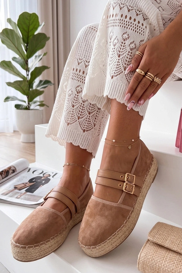 Sandfarbene Espadrilles auf...