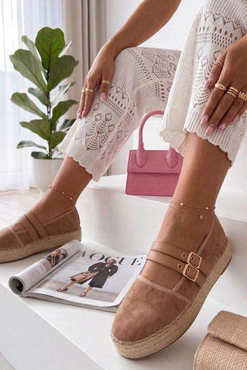 Sandfarbene Espadrilles auf... 2