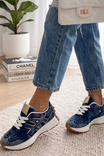 Dunkelblaue Jeans-Sneaker...