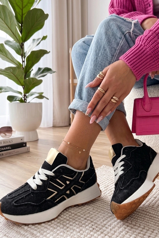 Schwarze Jeans-Sneaker auf Plattform...