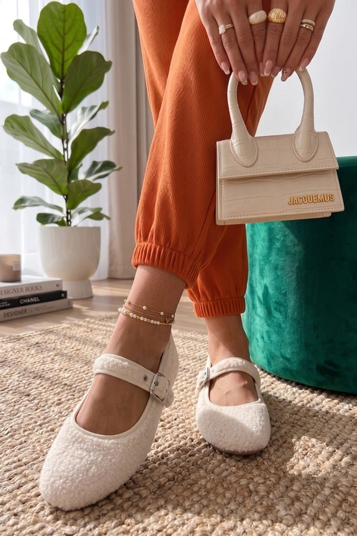 Weiße gefütterte Ballerinas mit...