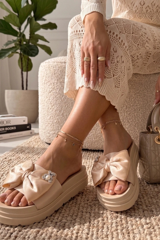 Beige Plattformclogs mit Schleife...